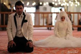 نمازخواندن عروس داماد در عروسی